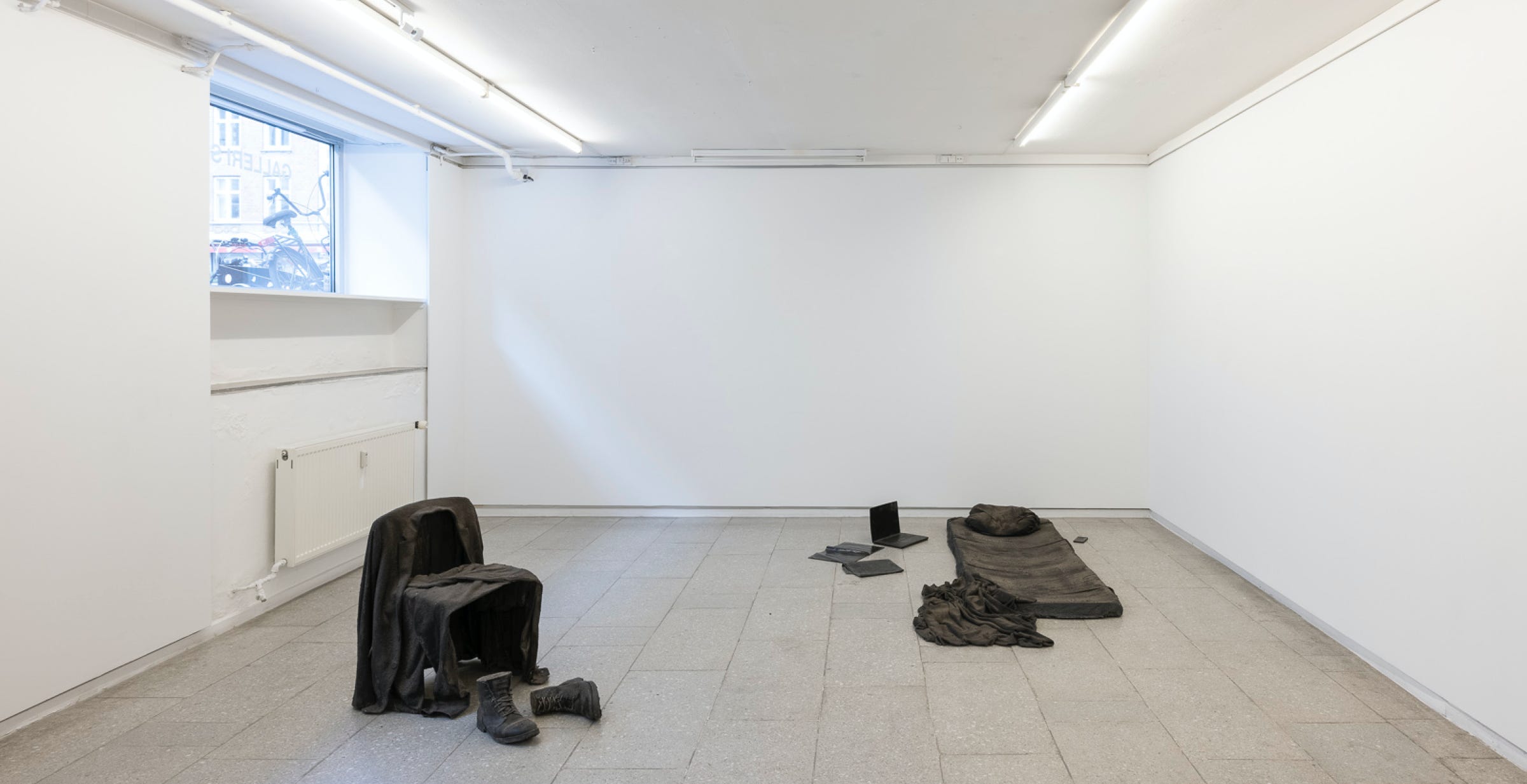 Daniel svarre, contemporary art, artnow, danmark, soil, epoxy, clothes, 